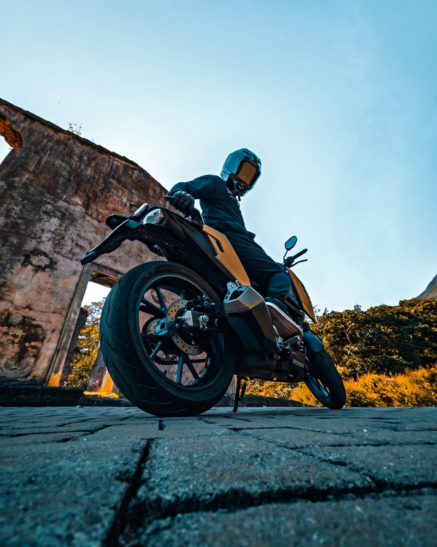 Piloto em evento de motociclismo, por Haluma