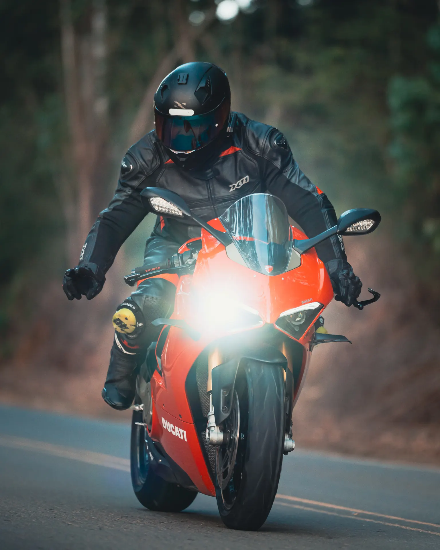 Piloto em evento de motociclismo, por Haluma
